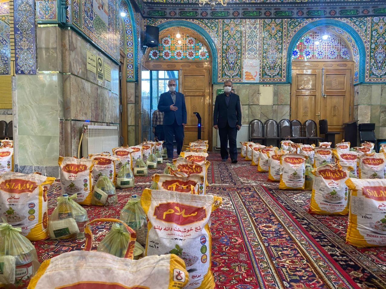 بازدید معاون استاندار و فرماندار ویژه شهرستان خوی از نحوه توزیع بسته های معیشتی