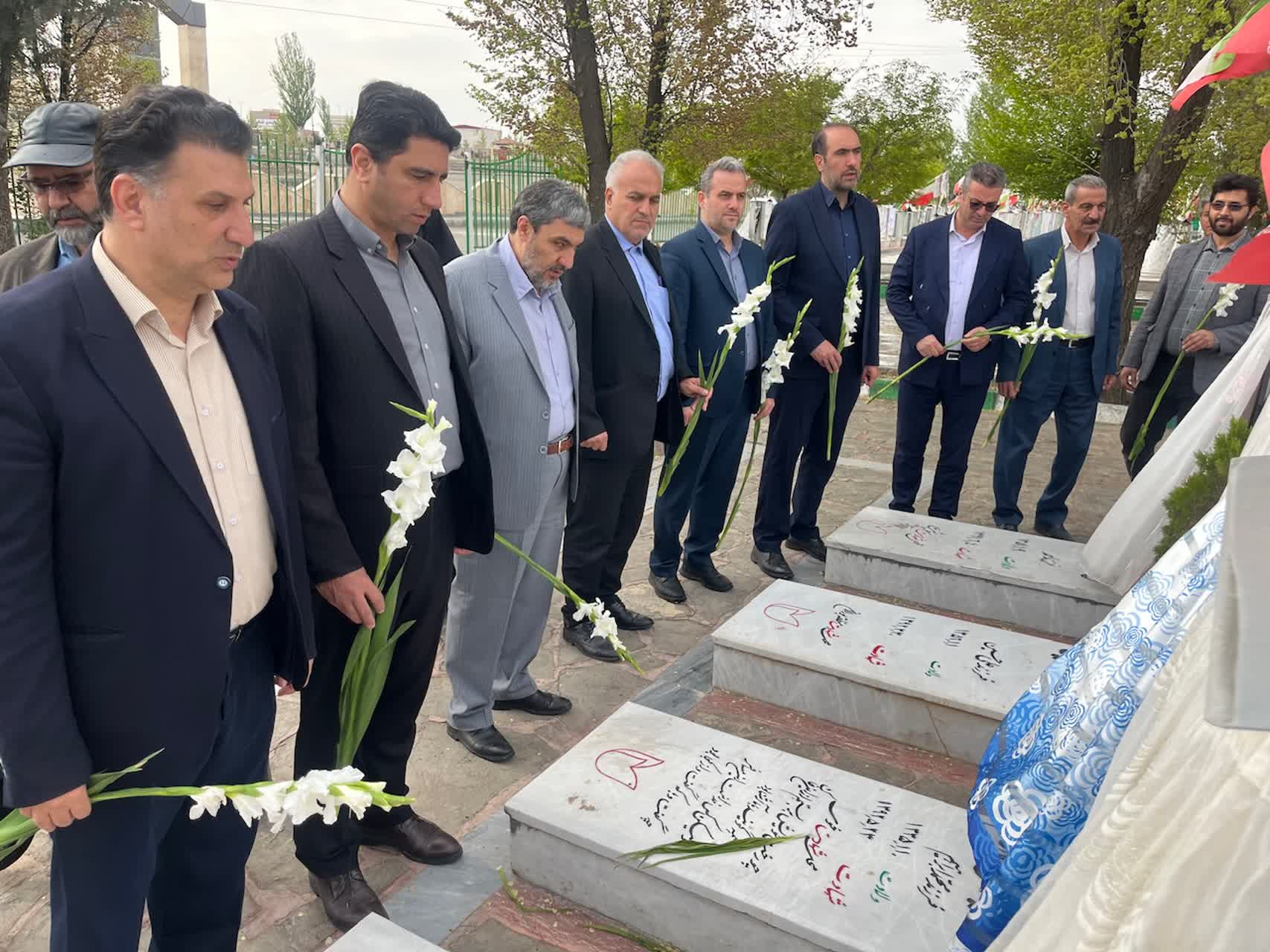 سرپرست فرمانداری خوی اولین روز کاری را در مزار شهدا آغاز کرد