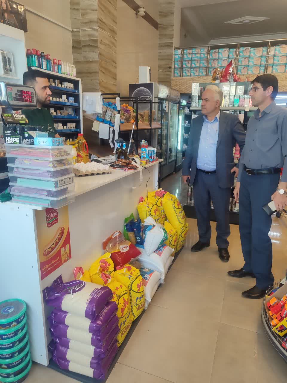 غلامحسین آزاد’ سرپرست فرمانداری ویژه شهرستان خوی در بازدید از انبار و فروشگاه های موادغذایی در سطح شهرستان گفت: