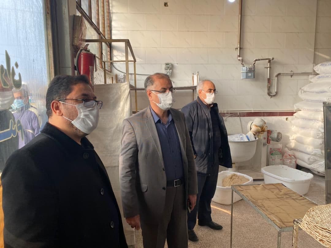 بازدید فرماندار شهرستان خوی از کیفیت پخت نان، میزان عرضه و نحوه رعایت پروتکل های بهداشتی در نانوایی های شهرک ولیعصر