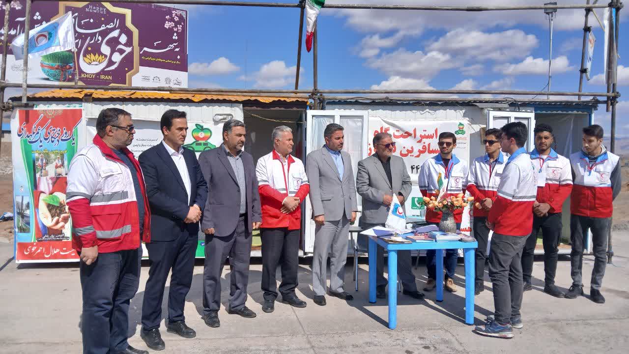 بازدید فرماندار خوی از پست امداد نوروزی هلال احمر ایواوغلی