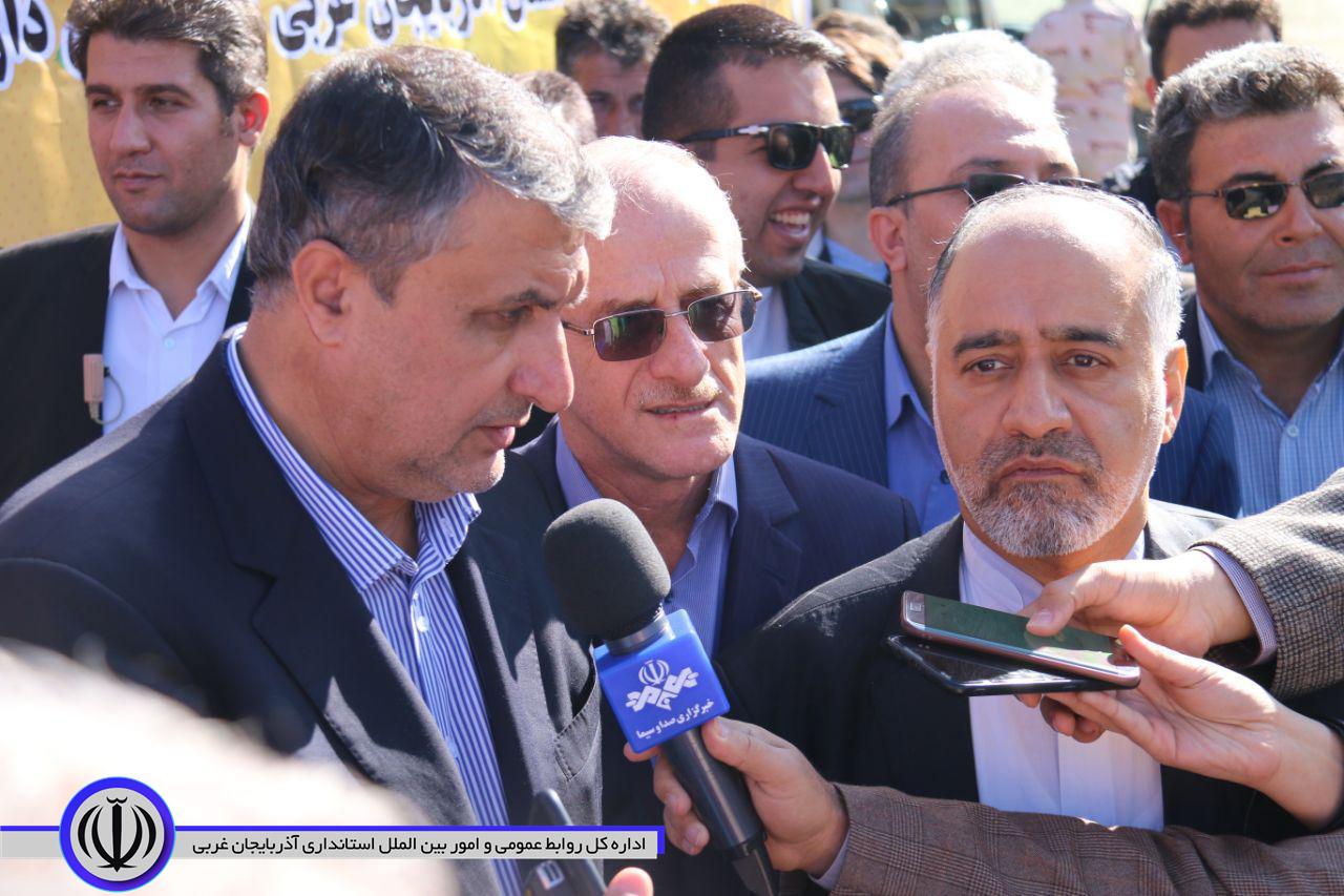 بازدید وزیر راه و شهرسازی، رئیس سازمان راهداری و حمل و نقل جاده ای کشور و استاندار آذربایجان غربی از مرز رازی