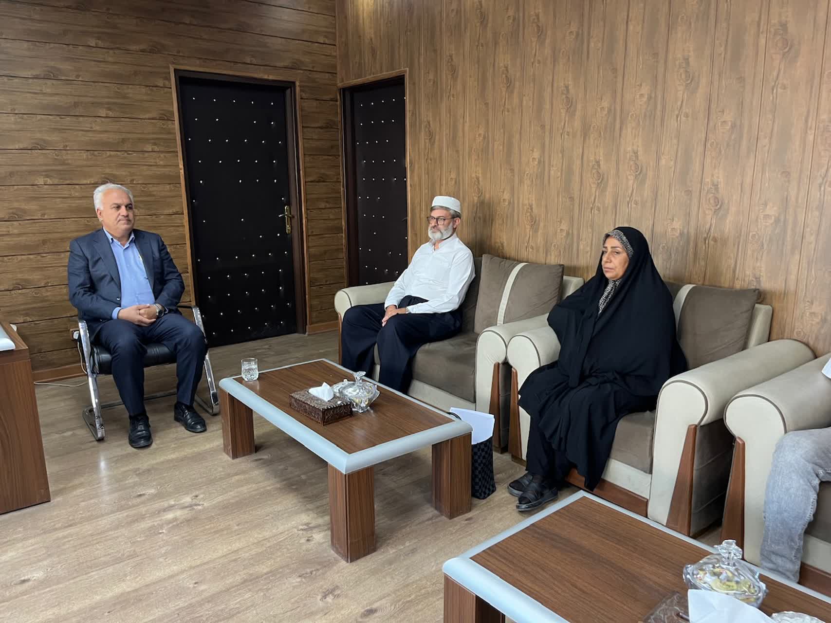 دیدار رئیس و اعضای شورای اسلامی و دهیار روستای عزتآباد با فرماندار خوی