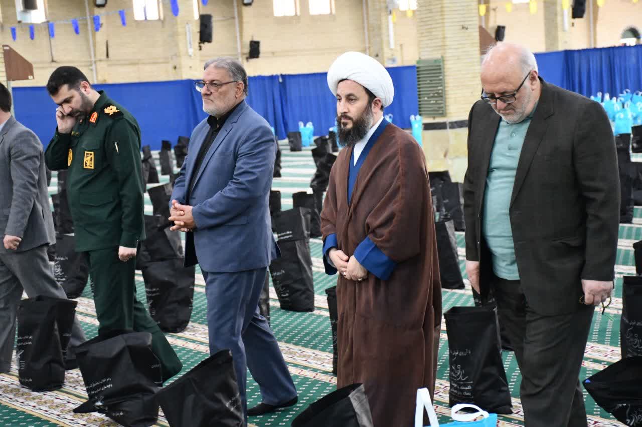 حضور فرماندار شهرستان خوی در مراسم اهدای 5000 کمک های مومنانه بسته های معیشتی بمناسبت عیدسعیدفطر