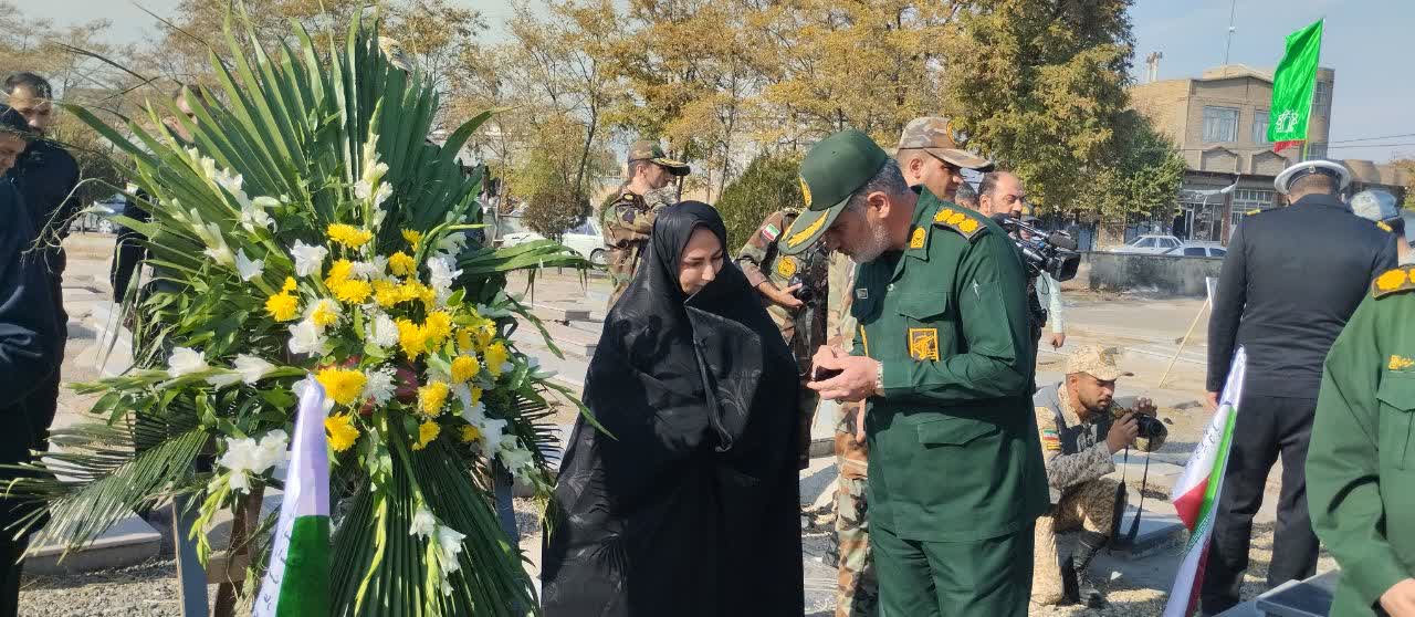 غبارروبی و عطرافشانی مزار شهید امیردریادار دوم تکاور ناصر فراهانی با حضور مسئولان ارشد ارتش و فرماندار ویژه خوی