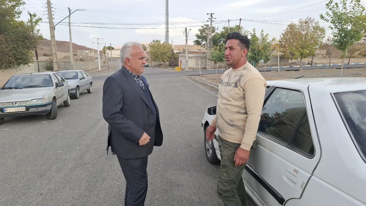 در روز تعطیل، فرماندار خوی پای درد دل مردم زرآباد نشست