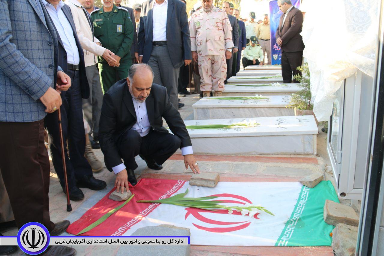 غبارروبی و گلباران مزار شهداء بمناسبت هفته نیروی انتظامی در شهرستان خوی