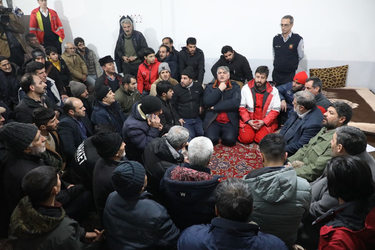آلبوم تصویری/ بازدید شبانه استاندار آذربایجانغربی از اردوگاه و کمپ های اسکان اضطراری زلزله زدگان خوی