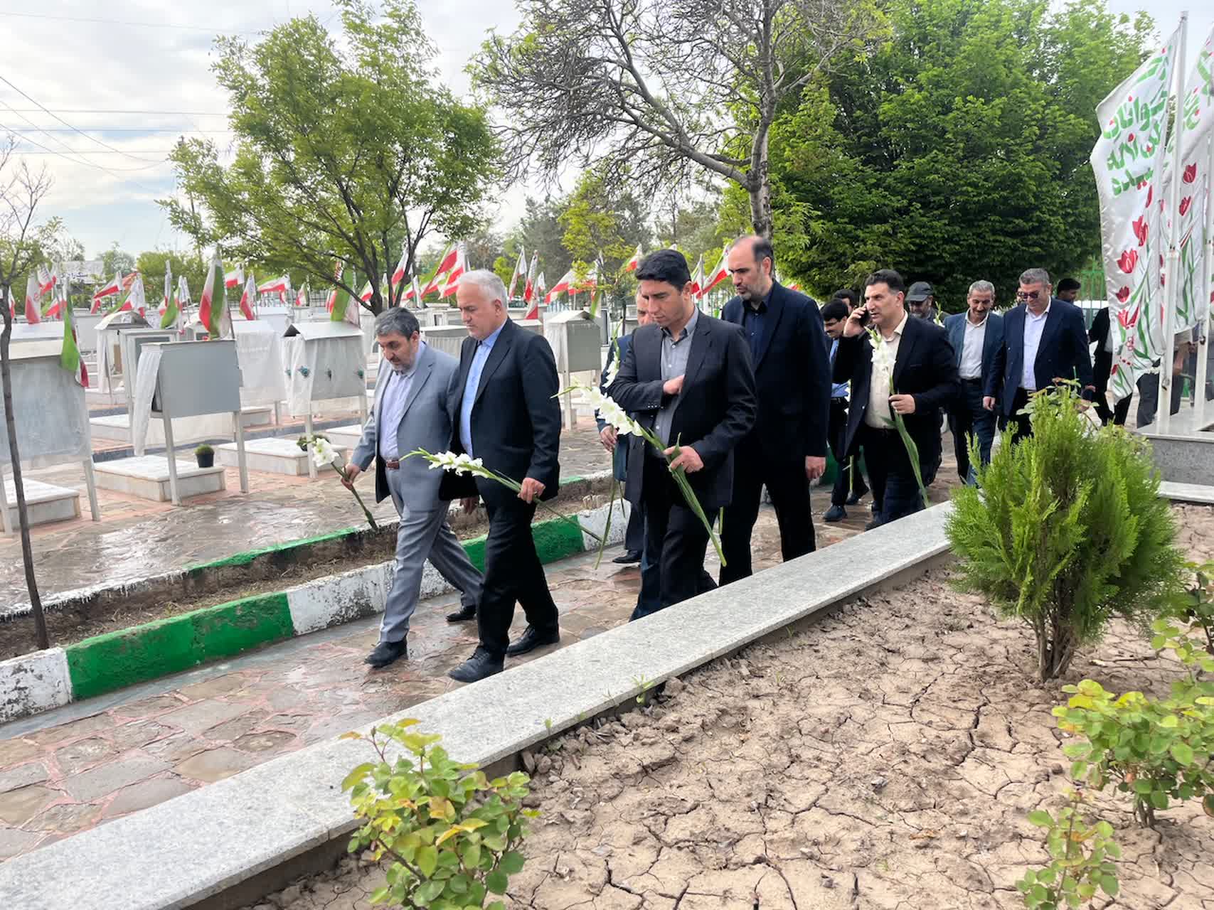 سرپرست فرمانداری خوی اولین روز کاری را در مزار شهدا آغاز کرد