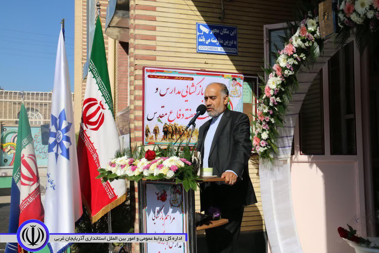 با حضور فرماندار شهرستان خوی در مدرسه فرزانگان: زنگ آغاز سال تحصیلی جدید در مدارس این شهرستان نواخته شد