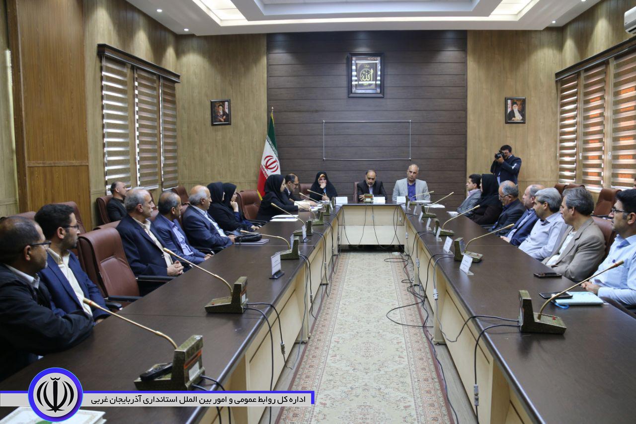 بررسی مسائل و مشکلات قالیبافان شمال استان در خوی با حضور رییس مرکز ملی فرش ایران