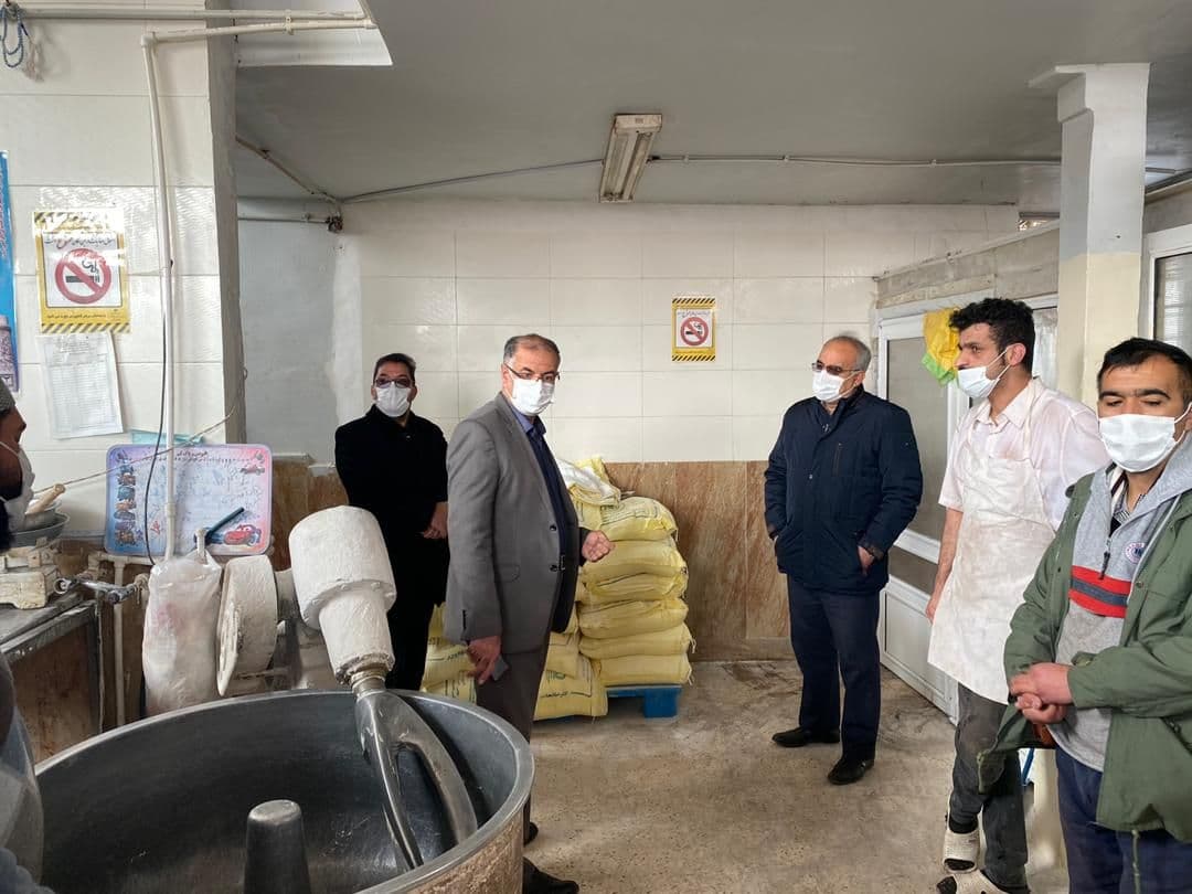 بازدید فرماندار شهرستان خوی از کیفیت پخت نان، میزان عرضه و نحوه رعایت پروتکل های بهداشتی در نانوایی های شهرک ولیعصر