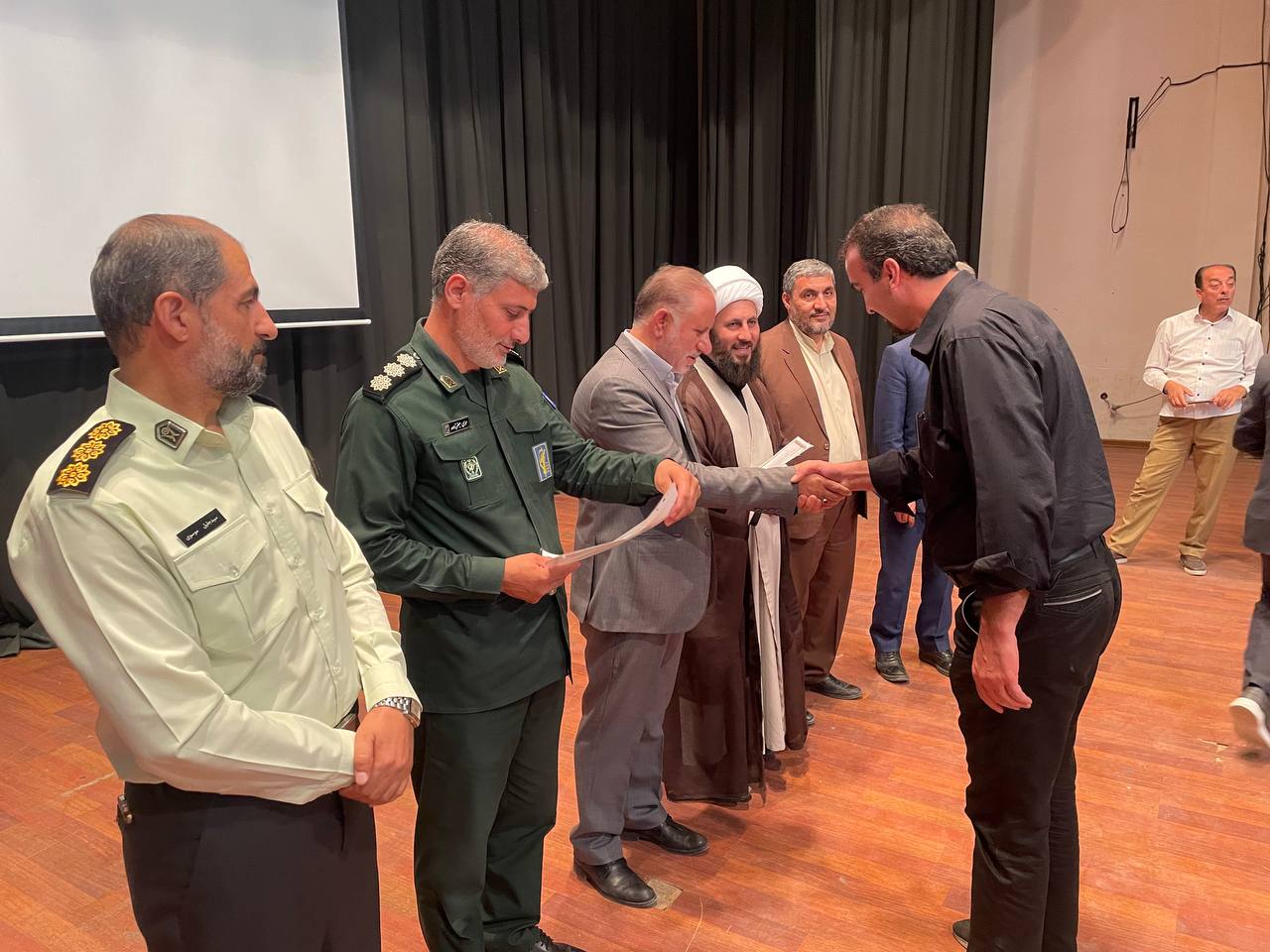 برگزاری مراسم گرامیداشت هفته دولت و تجلیل از کارمندان نمونه شهرستان خوی