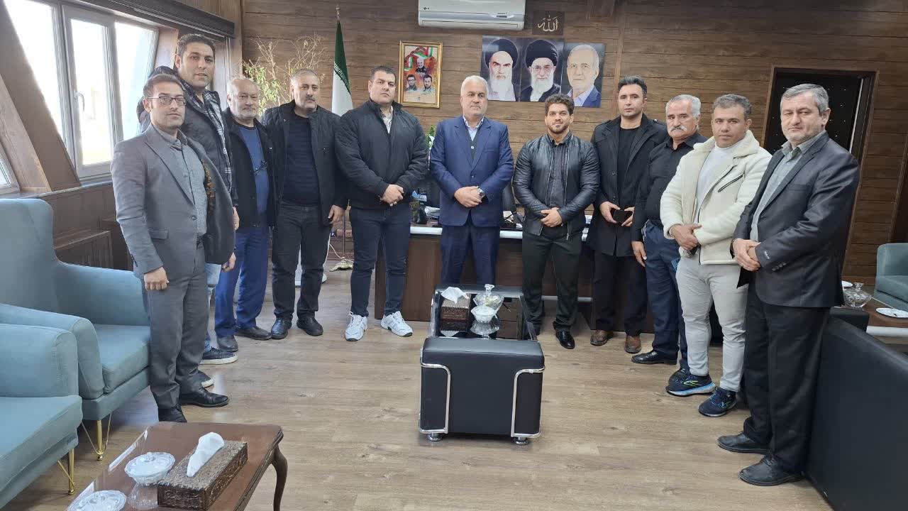 دیدار قهرمان جهانی پرورش اندام و جمعی از مسئولان و ورزشکاران با فرماندار خوی
