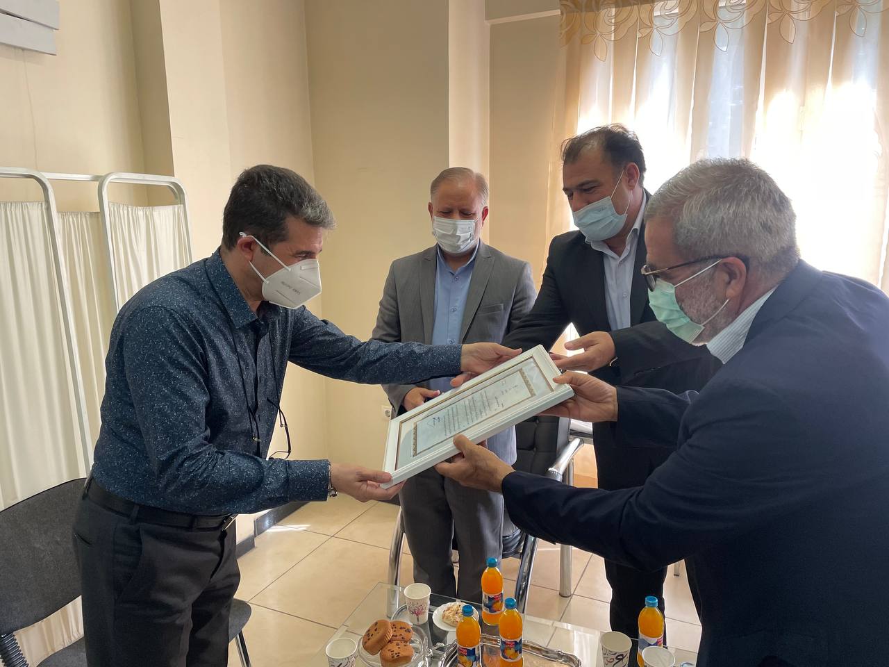 تجلیل فرماندار از تنی چند از پزشکان خویی