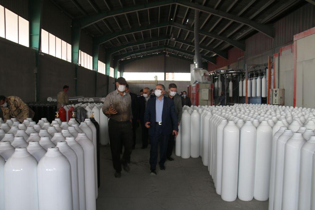 حضور فرماندار شهرستان خوی در واحد تولید انواع کپسول های گاز و اکسیژن جهت رسیدگی و رفع مشکل ترخیص مواد اولیه این واحد از گمرک