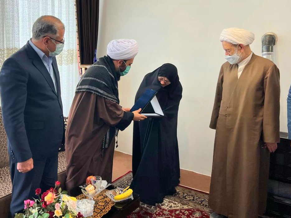دیدار فرماندار شهرستان خوی با خانواده های معزز شهداء