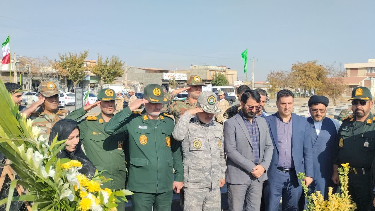 غبارروبی و عطرافشانی مزار شهید امیردریادار دوم تکاور ناصر فراهانی با حضور مسئولان ارشد ارتش و فرماندار ویژه خوی