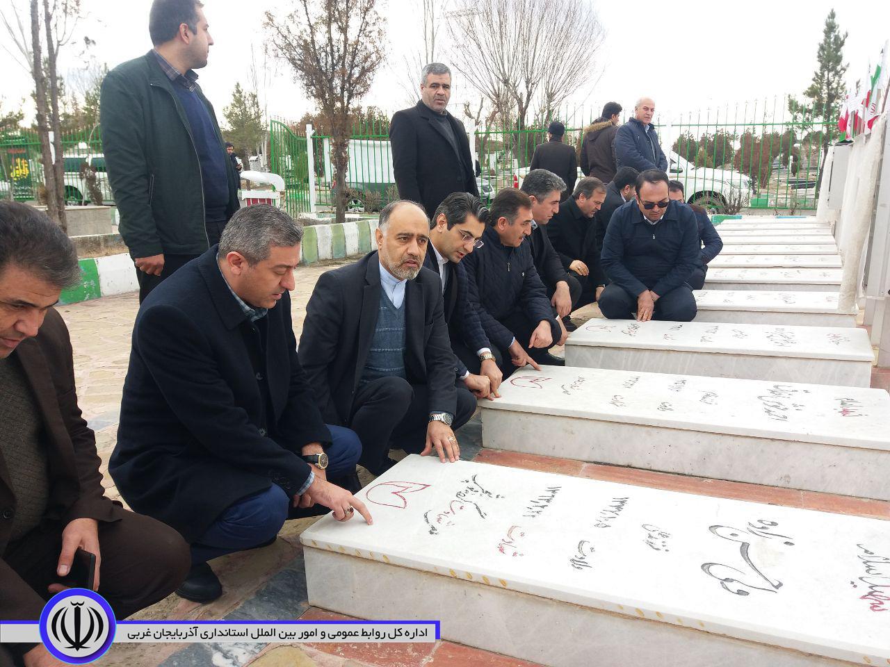 در سومین روز از دهه مبارکه فجر: ادای احترام سرپرست معاونت هماهنگی امور عمرانی استانداری آذربایجان غربی ، فرماندار و اعضای شورای اداری به مقام شامخ شهداء شهرستان خوی