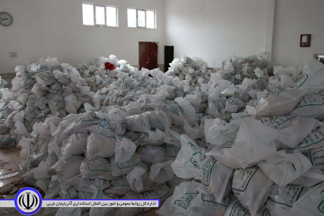 فرماندار شهرستان خوی از توزیع 5000 بسته غذایی و بهداشتی به ارزش 15 میلیارد ریال میان مردم زلزله زده بخش قطور خبر داد.