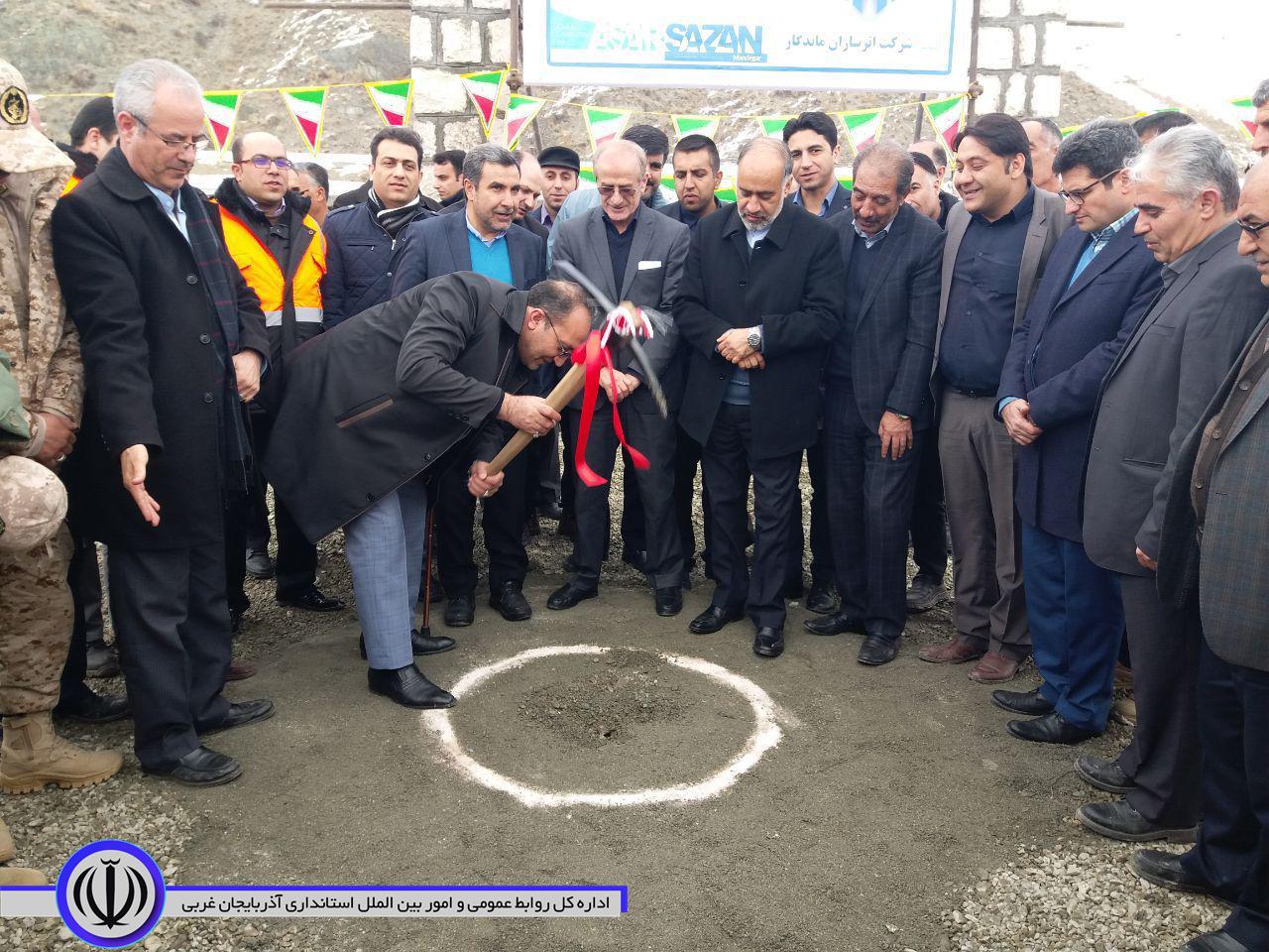 فاز دوم عملیات اجرایی پایانه رازی خوی با اعتبار ۲۲۰ میلیارد ریال با حضور معاون وزیر راه و شهرسازی کلنگ زنی شد