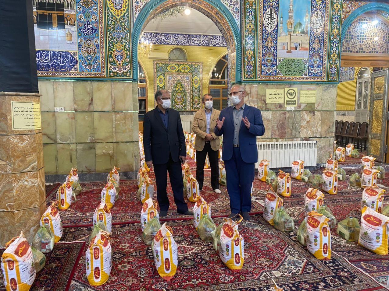 بازدید معاون استاندار و فرماندار ویژه شهرستان خوی از نحوه توزیع بسته های معیشتی