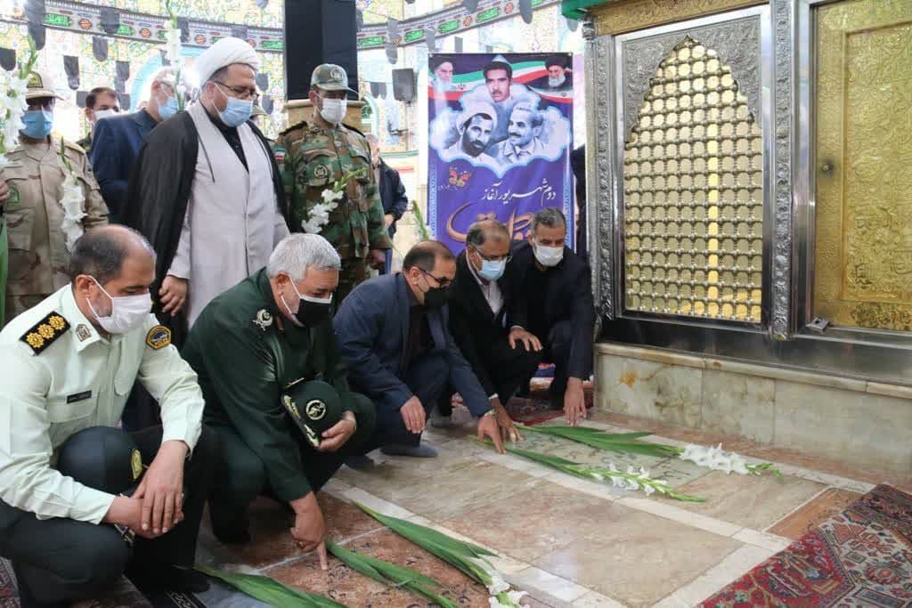 در اولین روز از هفته دولت: غبارروبی و گلباران مزار شهدای شهرستان خوی
