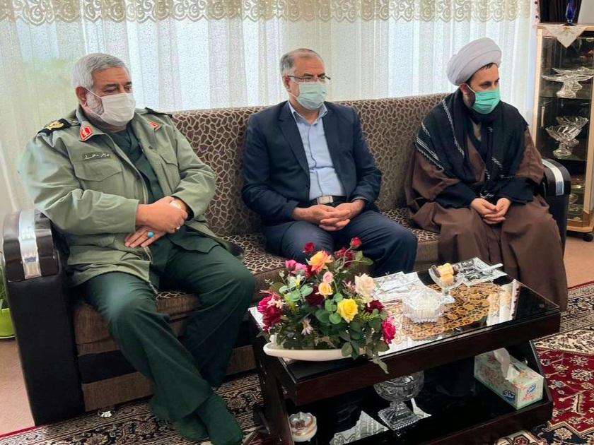 دیدار فرماندار شهرستان خوی با خانواده های معزز شهداء