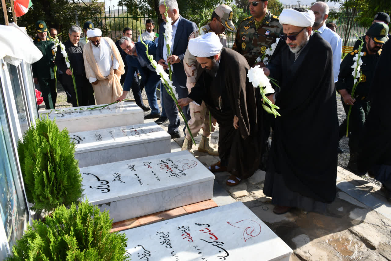 عطر افشانی و گلباران مزار مطهر شهداء شهرستان خوی در هفته دولت با حضور سرپرست فرمانداری ویژه