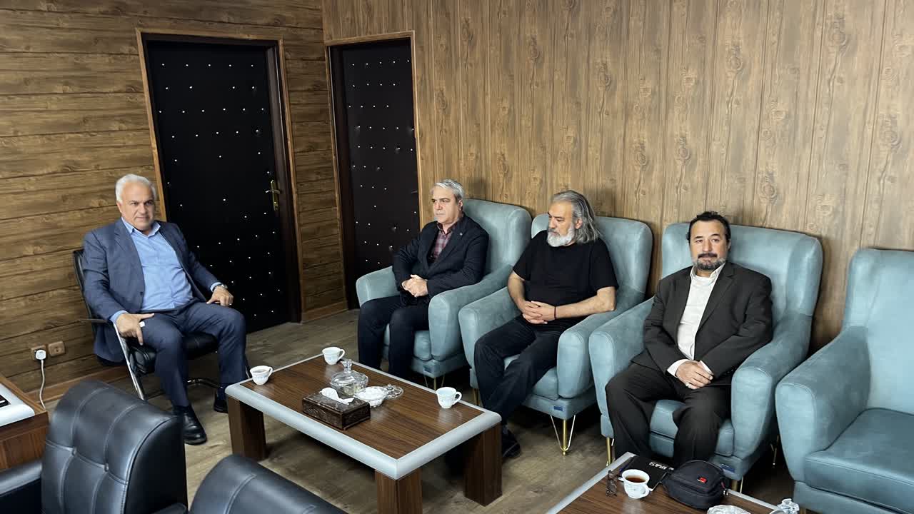 دیدار عوامل مستند «زرخانم» با فرماندار ویژه خوی