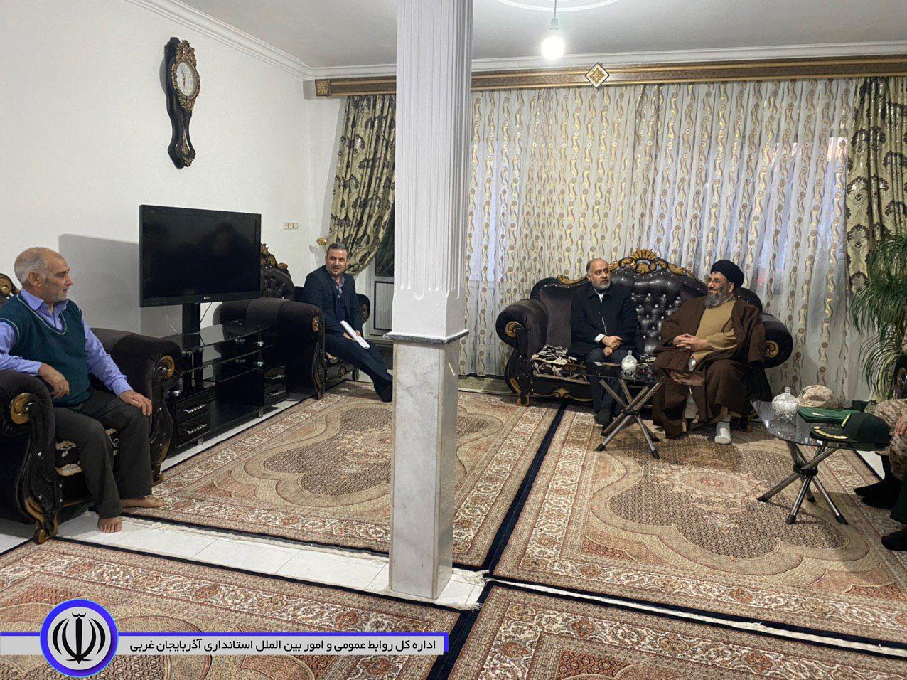دیدار معاون استاندار و فرماندار ویژه شهرستان خوی با خانواده معظم شهداء بمناسبت دهه مبارک فجر