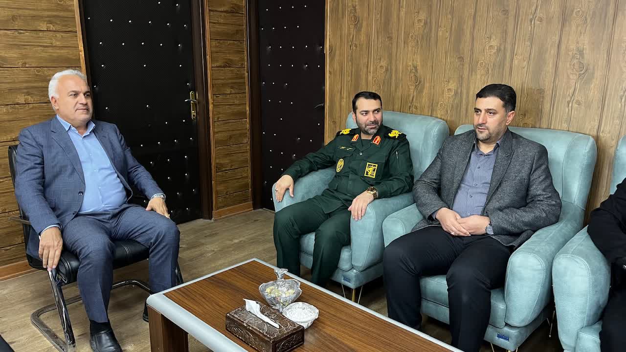 تجلیل از فرماندار ویژه خوی به پاس حمایت از توسعه ورزش و فوتبال شهرستان