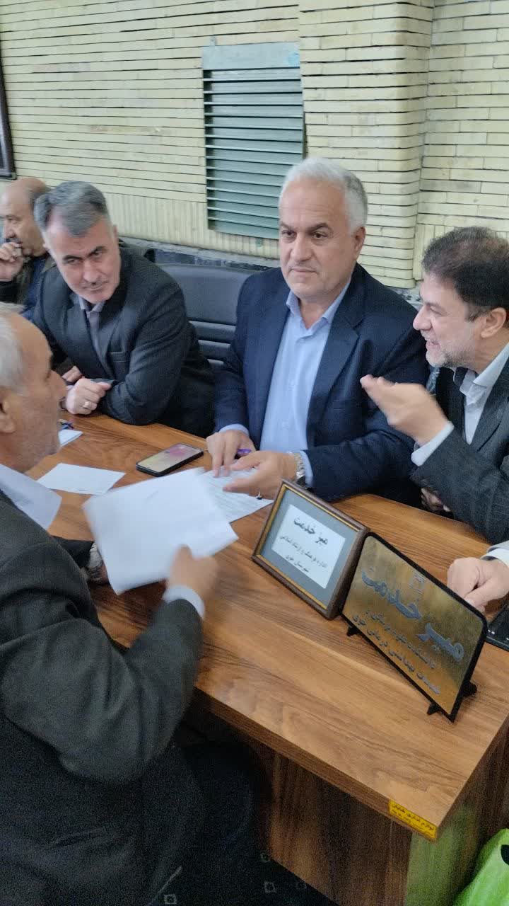 برگزاری میز خدمت با حضور فرماندار ویژه خوی در مصلی نماز جمعه