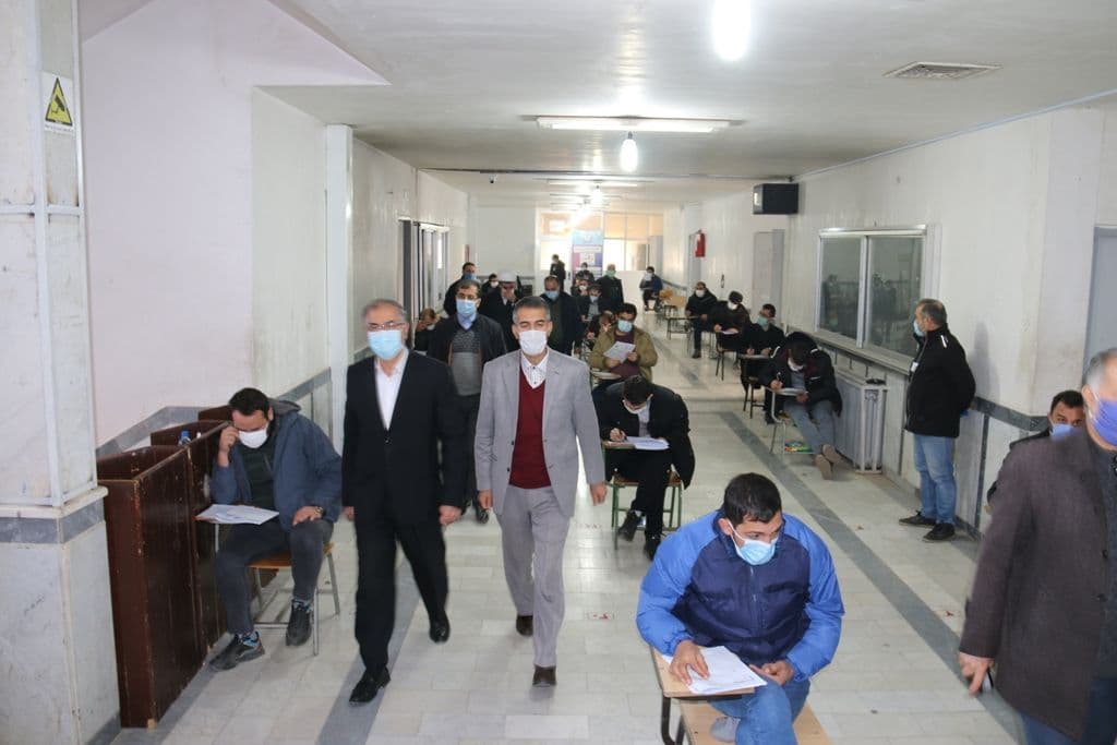 بازدید فرماندار ویژه شهرستان خوی از محل برگزاری هشتمین آزمون استخدامی دستگاههای اجرایی کشور و نظارت بر نحوه اجرای پروتکلهای بهداشتی