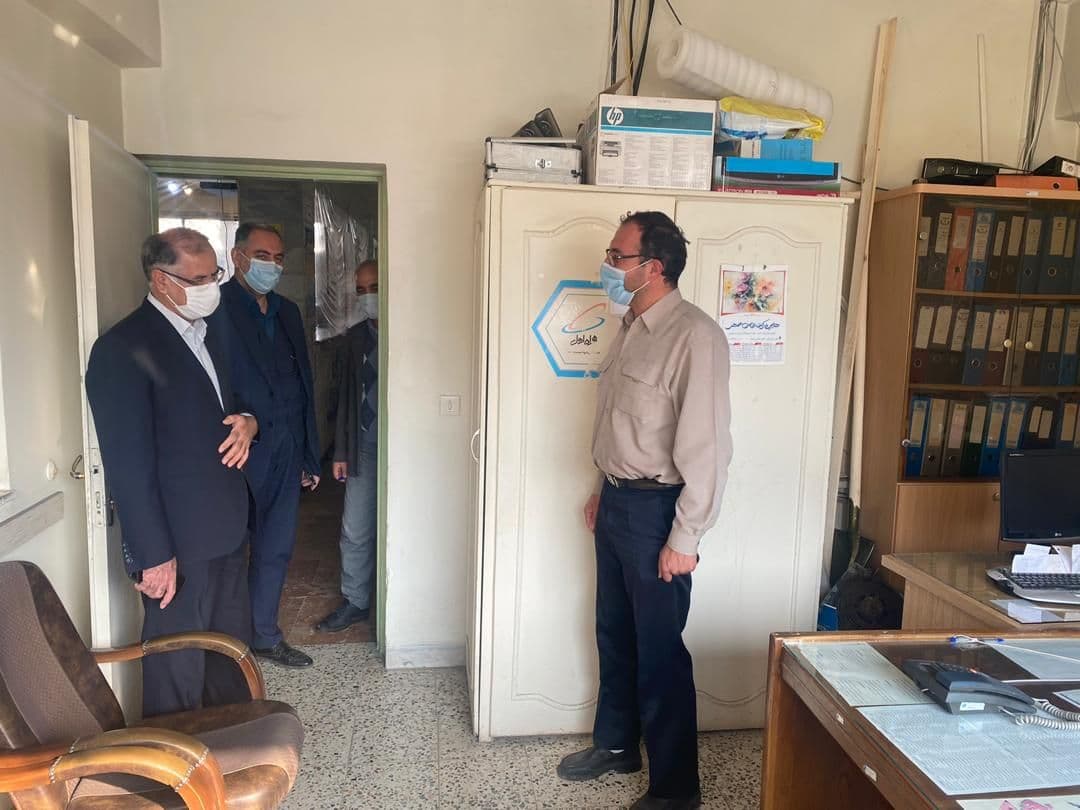 حضور فرماندار شهرستان خوی در اداره مخابرات و نظارت بر نحوه اجرای پروتکلهای بهداشتی در این اداره و دیدار و گفتگو با کارکنان آن