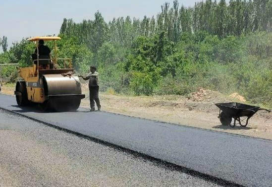بازدید بخشدار فیرورق از اجرای طرح آسفالت جاده خوی پسک بدلان