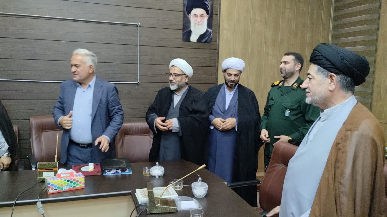 تجلیل از فرماندار خوی به مناسبت هفته دولت