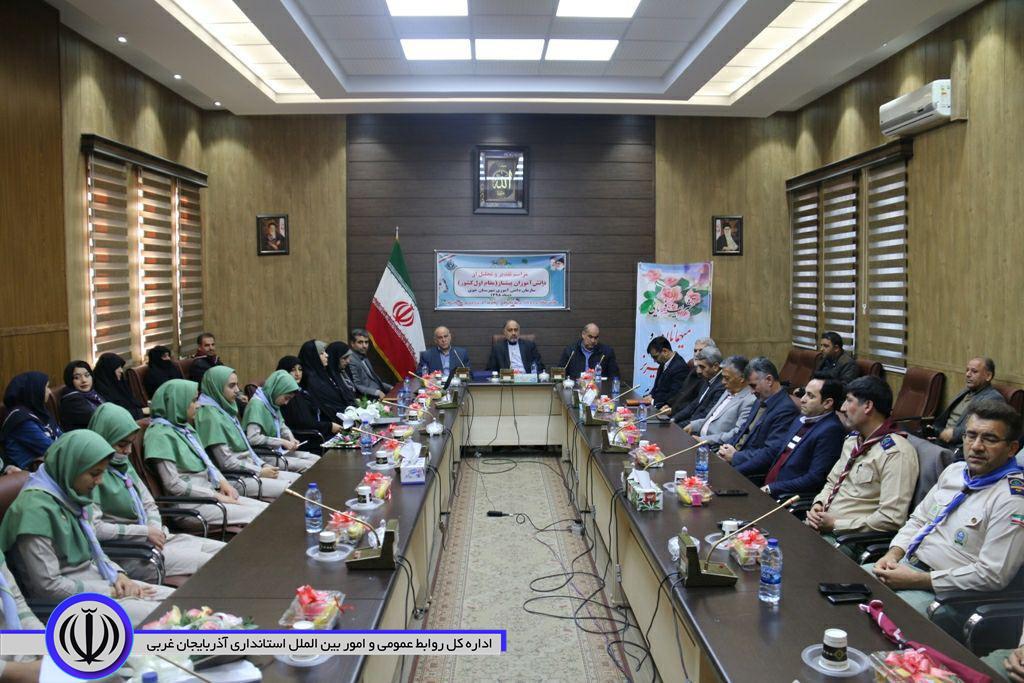 دیدار فرماندار با دانش آموزان و مربیان پیشتاز شهرستان خوی