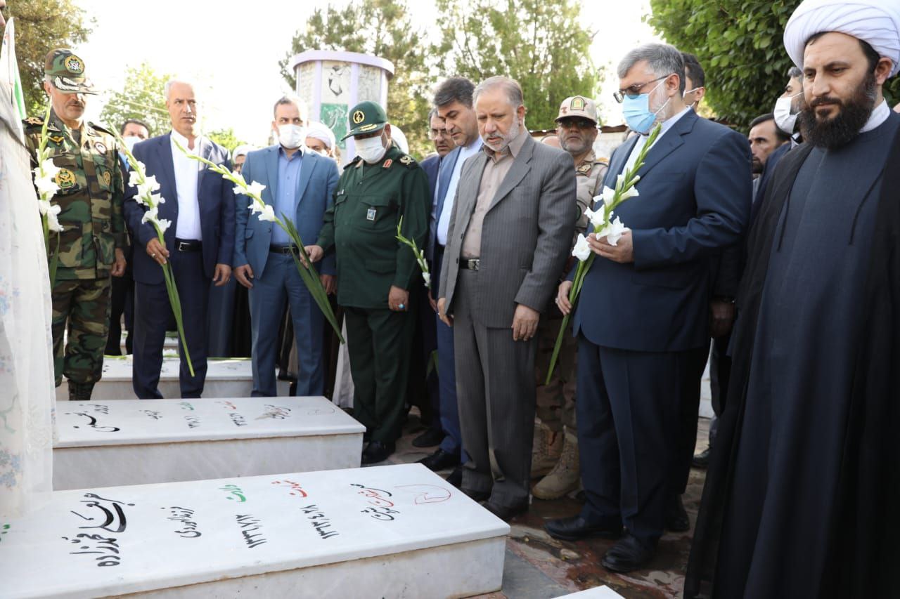 ادای احترام استاندار آذربایجان غربی به مقام شامخ شهدای شهرستان خوی