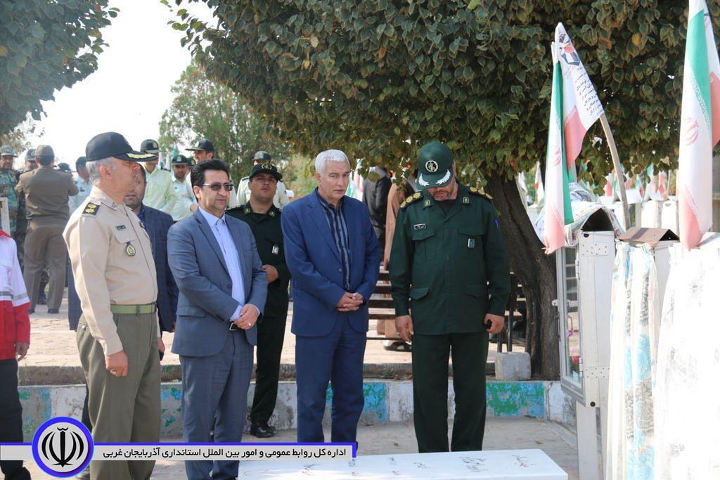 غبارروبی گلزار شهداء بمناسبت هفته دفاع مقدس در شهرستان خوی