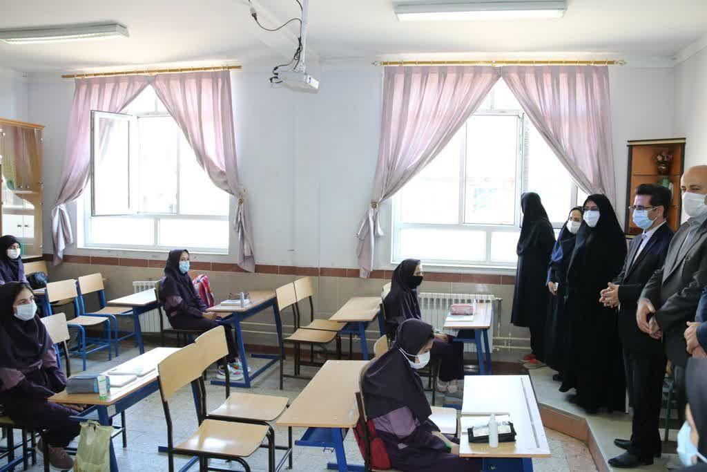 آغاز سال تحصیلی جدید و نواختن زنگ مدرسه در دبیرستان دخترانه شاهد ام ابیها با حضور سرپرست معاونت استانداری و فرمانداری ویژه شهرستان خوی