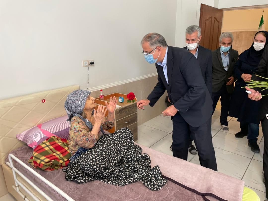 حضور فرماندار ویژه شهرستان خوی در مرکز نگهداری و توانبخشی سالمندان مهر کوثر همزمان با ولادت حضرت فاطمه(س) و روز مادر