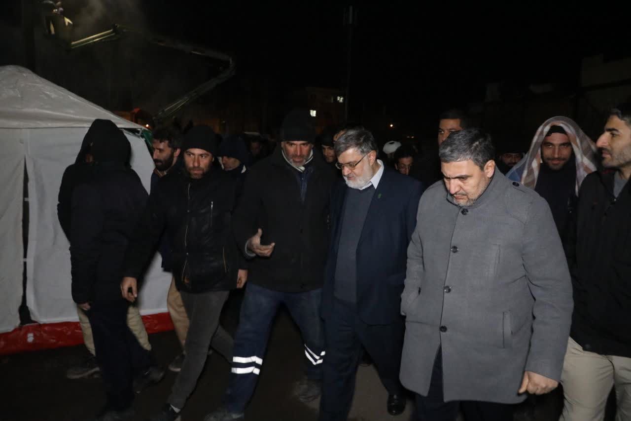 آلبوم تصویری/ بازدید شبانه استاندار آذربایجانغربی از اردوگاه و کمپ های اسکان اضطراری زلزله زدگان خوی