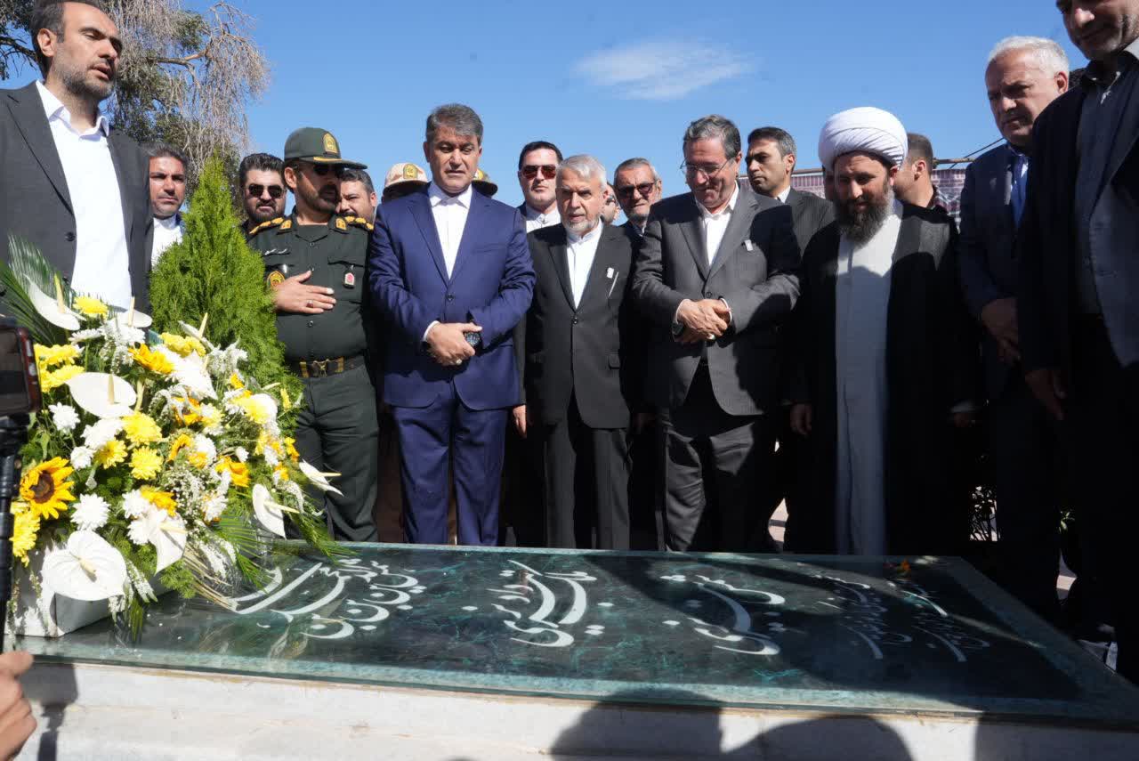 بازدید وزیر میراث فرهنگی و استاندار آذربایجان‌غربی از آرامگاه شمس تبریزی