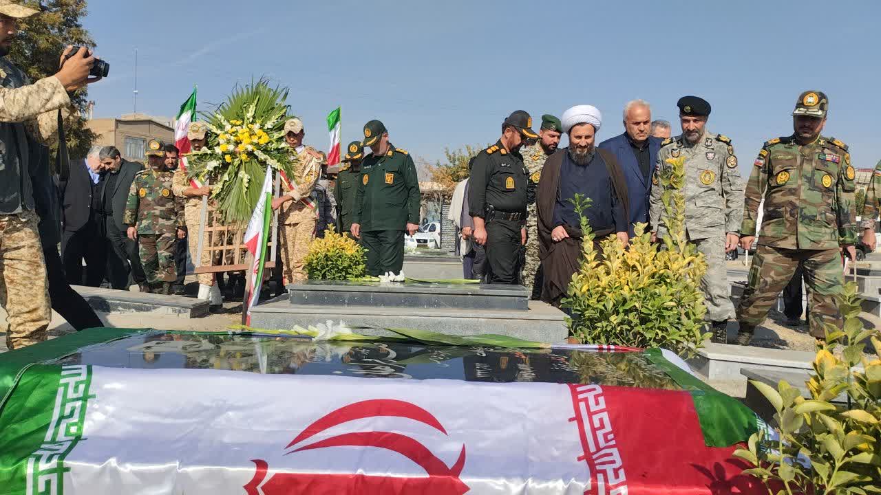 غبارروبی و عطرافشانی مزار شهید امیردریادار دوم تکاور ناصر فراهانی با حضور مسئولان ارشد ارتش و فرماندار ویژه خوی