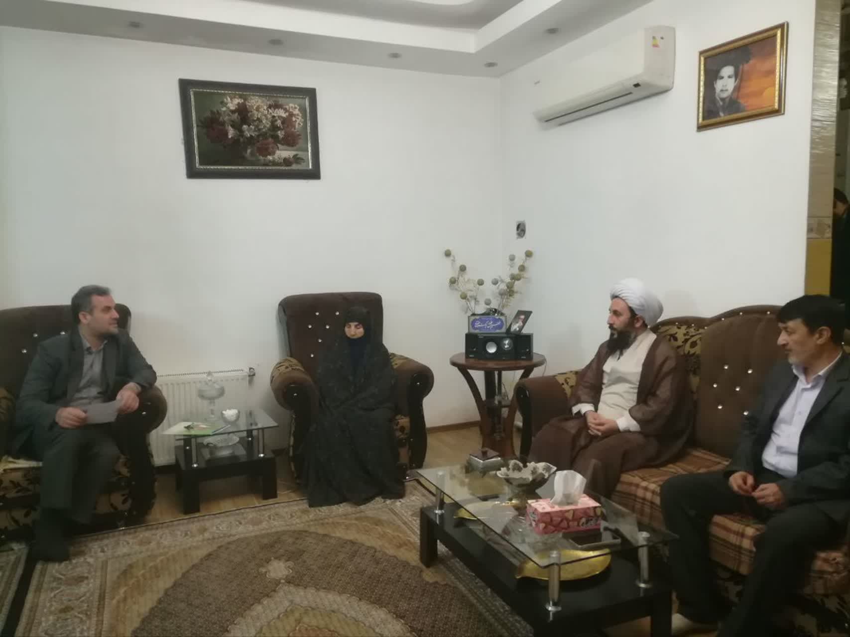 دیدار معاون فرماندار با چند خانواده معظم شهداء و ایثارگران خویی