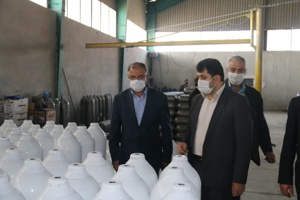 بازدید معاون هماهنگی امور عمرانی استانداری آذربایجان غربی و فرماندار شهرستان خوی از واحد تولید انواع کپسول های گاز و اکسیژن