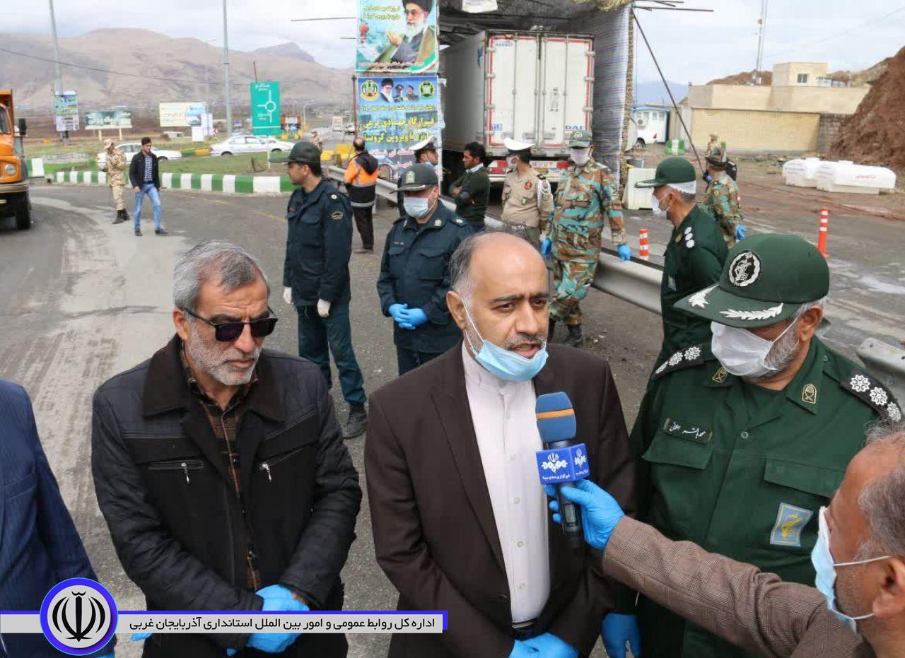 بازدیدفرماندار شهرستان خوی از نحوه اجرای طرح فاصله گذاری اجتماعی در مبادی ورودی و خروجی این شهرستان