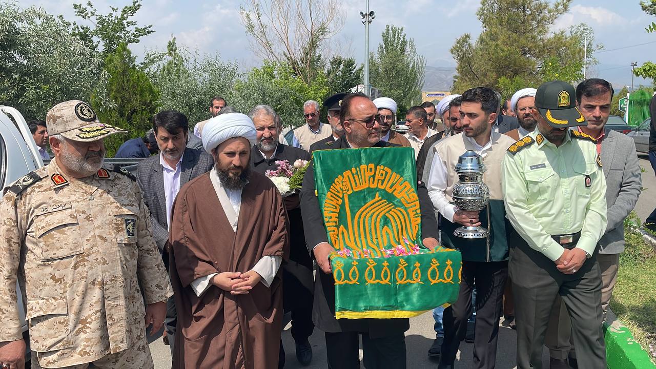 خادمان حرم رضوی(ع) همراه با پرچم متبرک امام رضا(ع) وارد خوی شدند