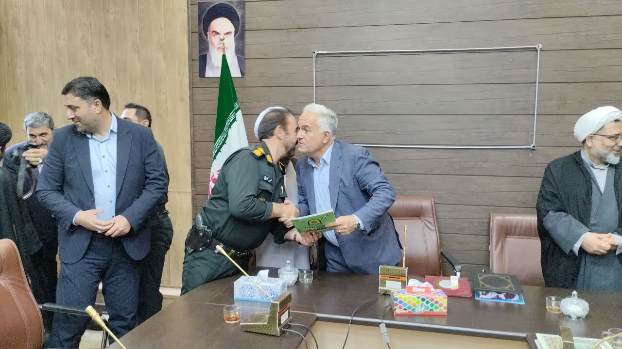 تجلیل از فرماندار خوی به مناسبت هفته دولت